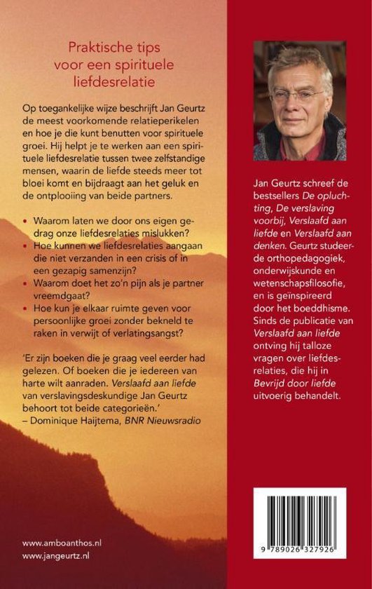 Achterkant boek 'Bevrijd door liefde'. Portret van Jan Geurtz, met tekst over het boek en de auteur. Titel in rode letters.