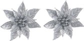 2x Kerstboomversiering op clip zilveren glitter bloem 15 cm - kerstboom decoratie - zilveren kerstversieringen