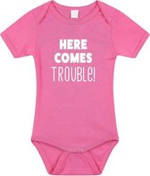 Here comes trouble tekst baby rompertje roze meisjes - Kraamcadeau - Babykleding 80