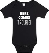 Here comes trouble tekst baby rompertje zwart meisjes en jongens - Kraamcadeau - Babykleding 80 (9-12 maanden)