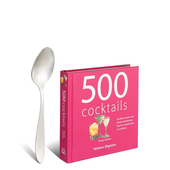Boek '500 cocktails' naast een zilveren lepel, op roze achtergrond.