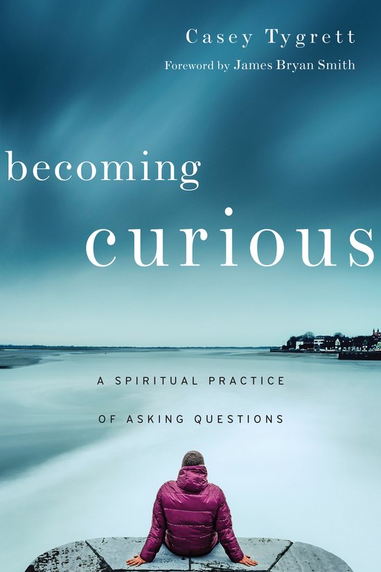 Boek kaft met de titel 'becoming curious'. Een persoon in een paarse jas zit op een steiger met uitzicht op zee.