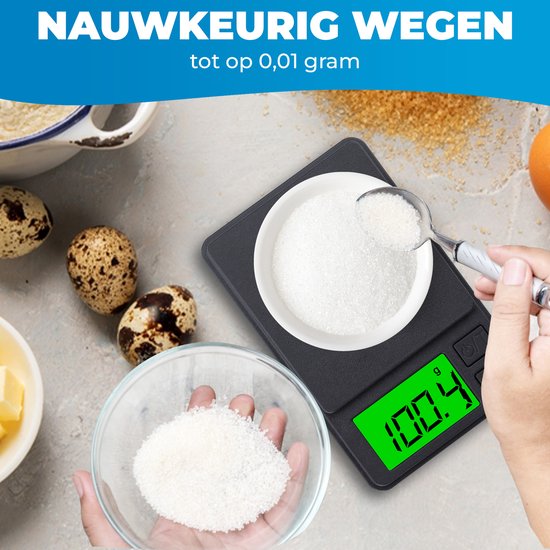Een hand die met een lepel suiker uit de weegschaal schept. De weegschaal geeft 100.4 gram aan.