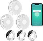 Drie witte rookmelders en drie montagestrips, met een smartphone die de Tuya Smart app toont.
