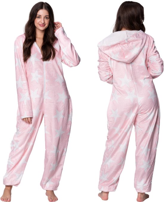 Voor- en achterkant van een jonge vrouw in een roze onesie met witte sterrenprint.
