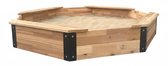 Houten achthoekige zandbak met zand en zwarte hoekverbindingen.
