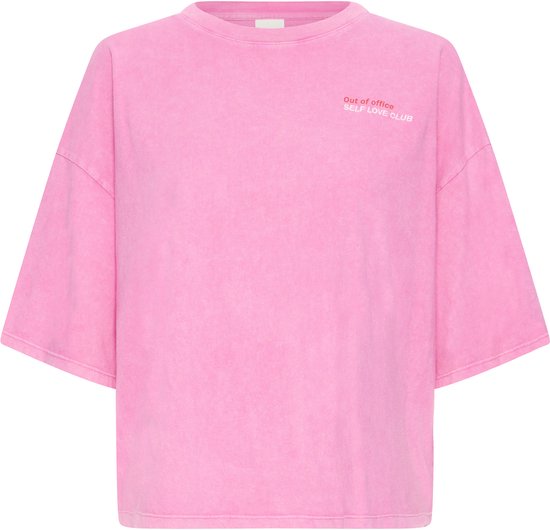 T-shirt rose oversize à manches courtes avec le texte 'Out of office SELF LOVE CLUB' sur la poitrine.