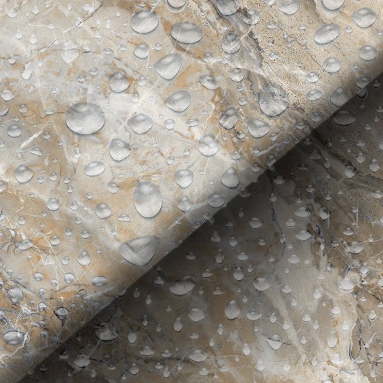 Lichtbruine marmeren vloer met witte aders, met waterdruppels.
