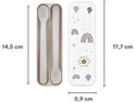 Roze etui met twee lepels, naast een witte etui met regenboog-, zon- en vliegertjesprint. Afmetingen zichtbaar.