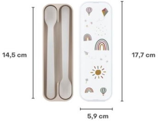 Roze etui met twee lepels, naast een witte etui met regenboog-, zon- en vliegertjesprint. Afmetingen zichtbaar.