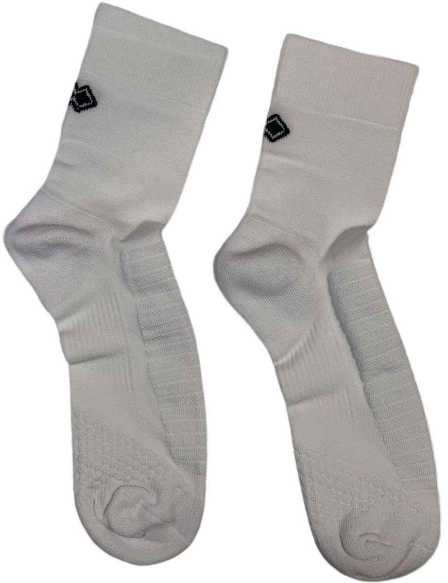 Witte Errea Alpha AD sokken met antislip en comfortabele pasvorm, ideaal voor voetballers van elk niveau.