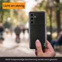 Licht en stevig. De hand houdt een zwart R2B telefoonhoesje vast, met mensen op de achtergrond.