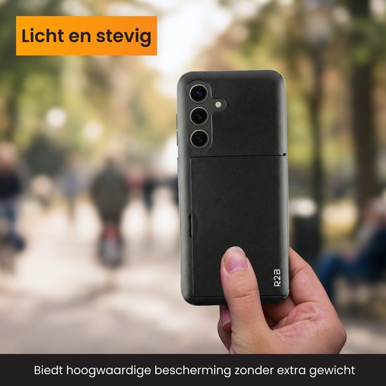 Licht en stevig. De hand houdt een zwart R2B telefoonhoesje vast, met mensen op de achtergrond.