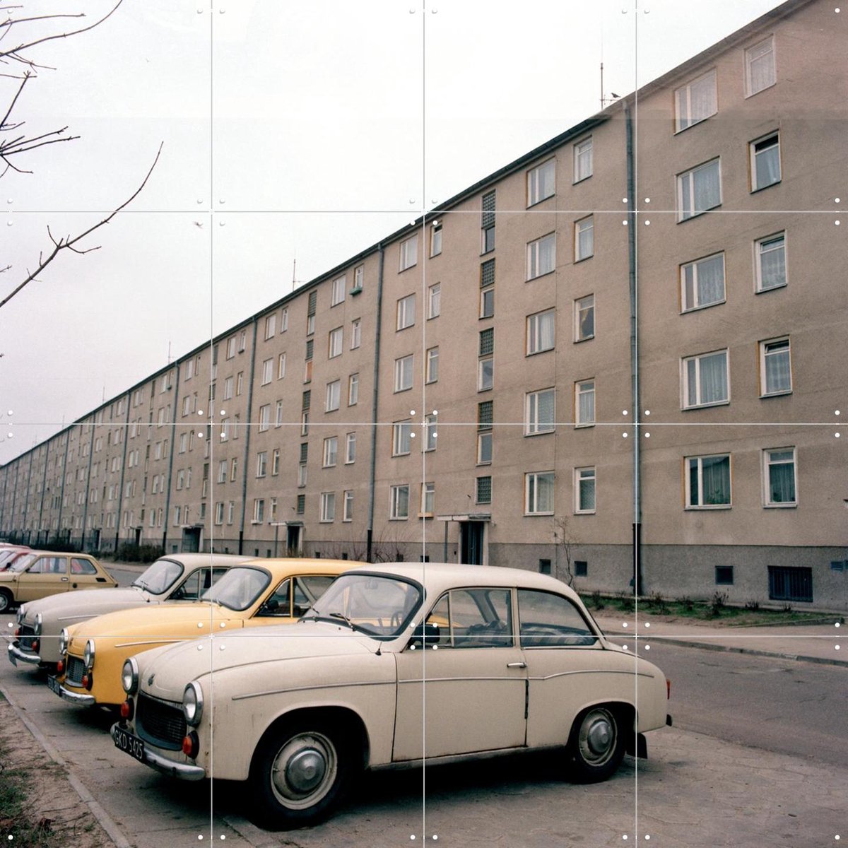 IXXI Three Cars Gdansk 1986, Teun Voeten - 80 x 80 cm - Gratis ophangtool - Grote wanddecoratie en posters - Fotografie, Vintage, Mancave, Woonkamer