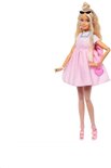 Barbiepop in pastelroze jurk, met visnetpanty's, roze hakken, hartvormige tas en zonnebril.