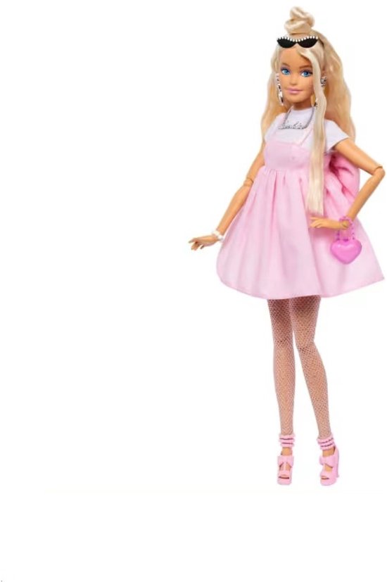 Barbiepop in pastelroze jurk, met visnetpanty's, roze hakken, hartvormige tas en zonnebril.