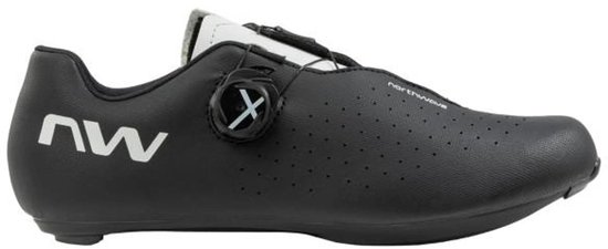 Zwarte fietsschoen met witte "nw" logo en "NORTHWAVE" opdruk.