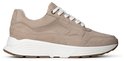 Zijaanzicht van een beige Xsensible sneaker met witte veters, witte zool en bruine buitenzool.