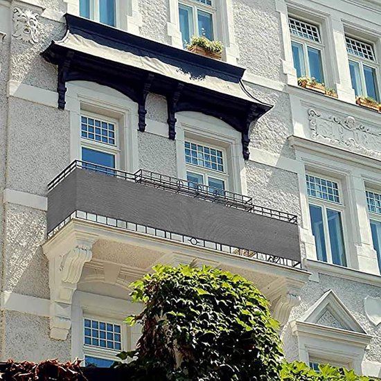 Grijs balkon windscherm van 500 cm, bevestigd aan een balkonhek, biedt privacy.