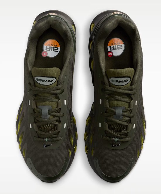 Donkergroene Nike Air Max sneakers met gele accenten, van bovenaf gezien.