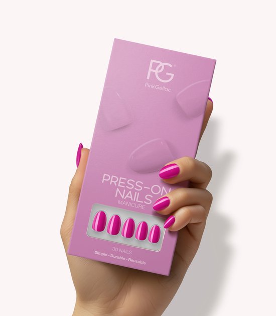 Hand die een roze doos met Pink Gellac Press On Nails vasthoudt. Felroze nepnagels op de vingers. Text: PRESS-ON NAILS MANICURE, 30 NAILS, SIMPLE - DURABLE - REUSABLE.