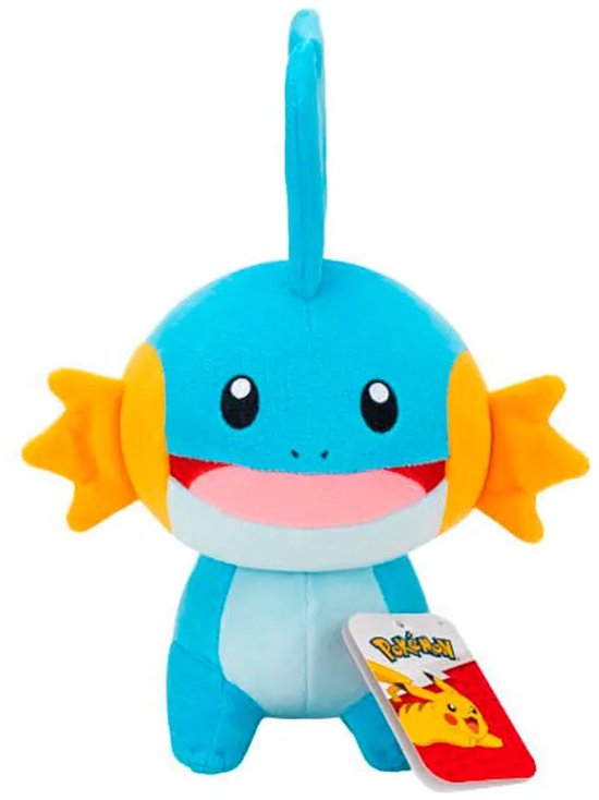 Peluche Mudkip bleue avec des nageoires oranges, une bouche rouge et une queue jaune. Une étiquette Pokémon est accrochée à sa patte.