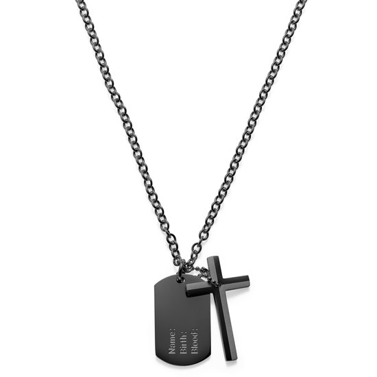 Zwarte dogtag-ketting met een zwart kruis. De dogtag heeft gegraveerde tekst.