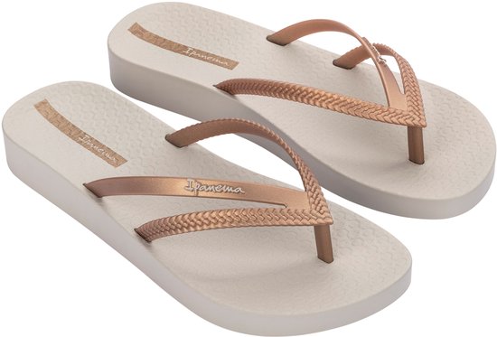 Beige Ipanema slippers met gevlochten bandjes in roségoud.