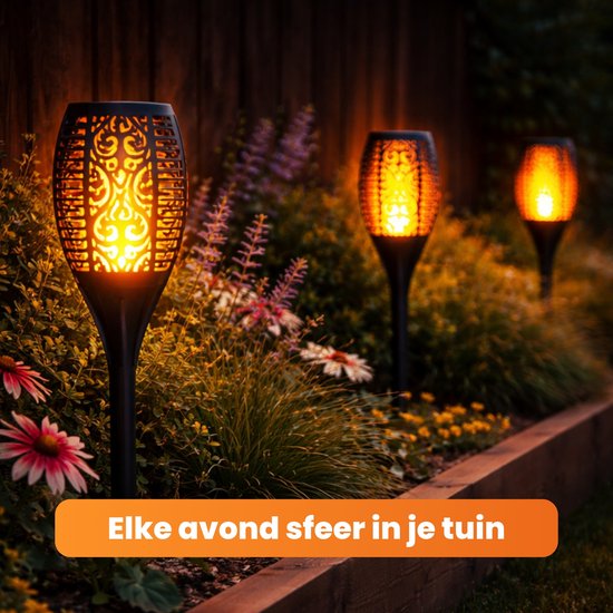 Drie zwarte tuin fakkels met vlam effect in een tuin met bloemen en struiken. Zorgt elke avond voor sfeer in je tuin.