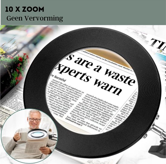 Een oudere man leest een krant door een loeplamp met 10x vergroting, zonder vervorming.