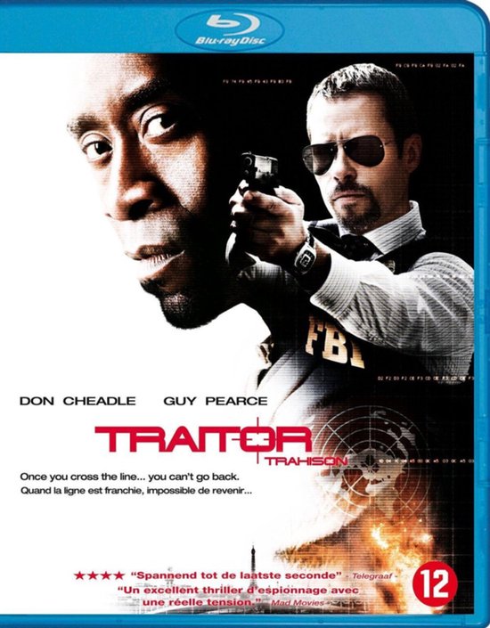 Don Cheadle en Guy Pearce in "Traitor". Pearce, in FBI-uniform, richt een wapen. Film poster met vlammen.