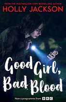 Een meisje met een zaklamp en een telefoon in haar hand. De titel luidt: Good Girl, Bad Blood.