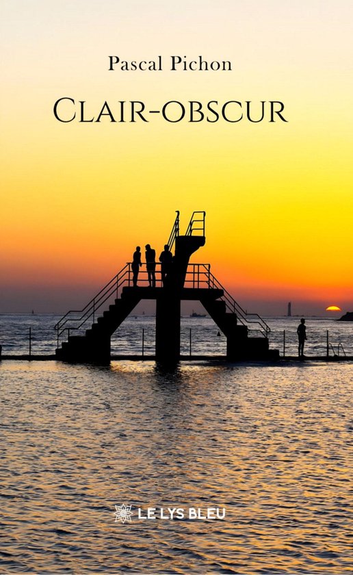 Livre "Clair-obscur" de Pascal Pichon avec un coucher de soleil près d'une plongeoir.
