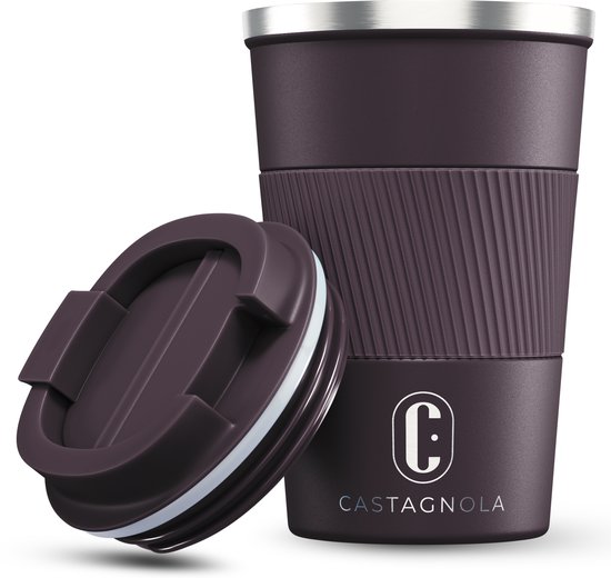 Tasse isotherme marron avec un anneau argenté et une surface de préhension côtelée. Le couvercle est à côté.