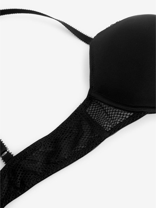 Detail van de zijkant van de zwarte push-up beha met mesh-stof.