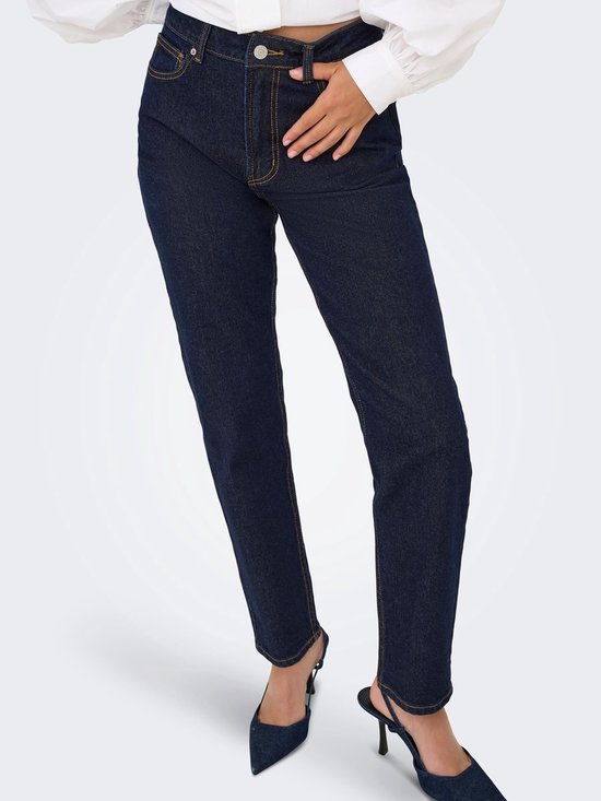 Rechtvallende jeans in donkerblauw denim met een hoge taille, gedragen door een model.