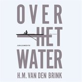 Boekomslag 'Over het water' in jubileumeditie met een roeier op het water en tekst 'H.M. VAN DEN BRINK'.