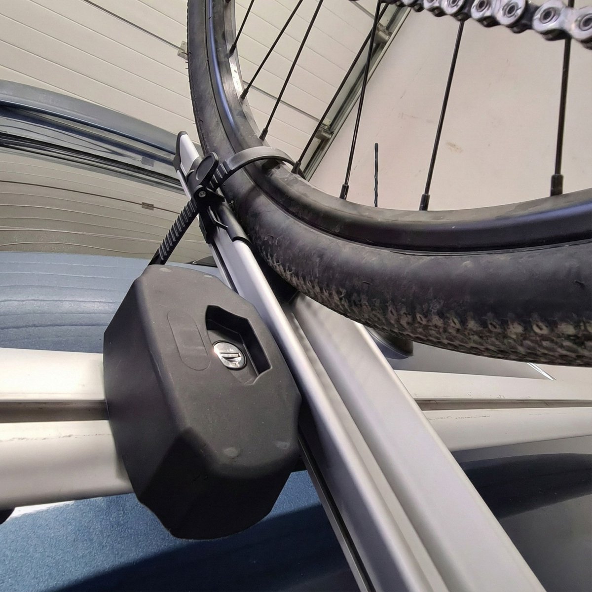 Dakdrager fietsendrager HAKR SPEED ALU aluminium zilver + slot – foto 7
