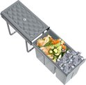 Grijze uittrekbare afvalbak met deksel, gevuld met groenteafval en plastic flessen.