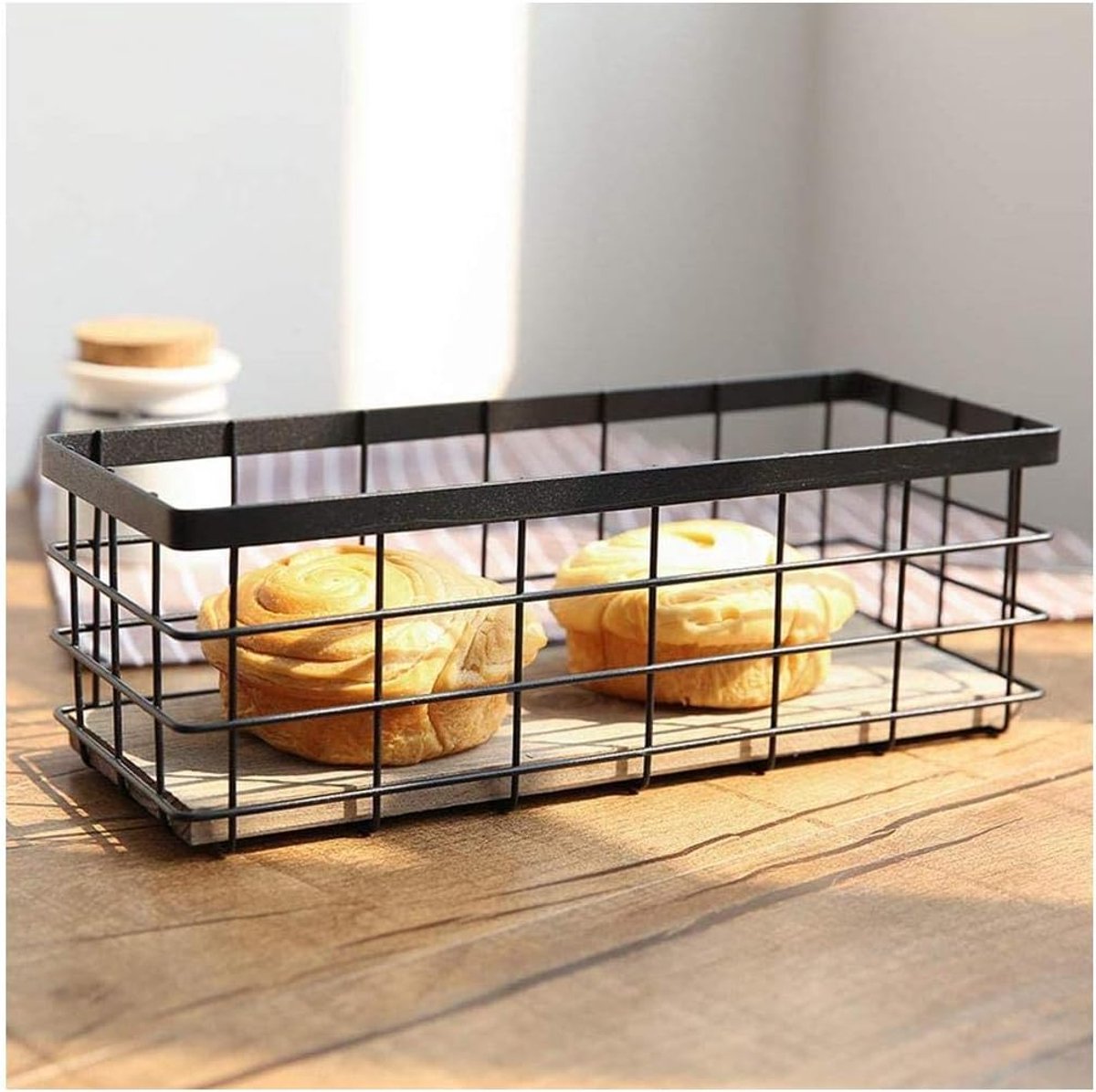 Multifunctionele metalen opbergmand met houten detail voor fruit en brood