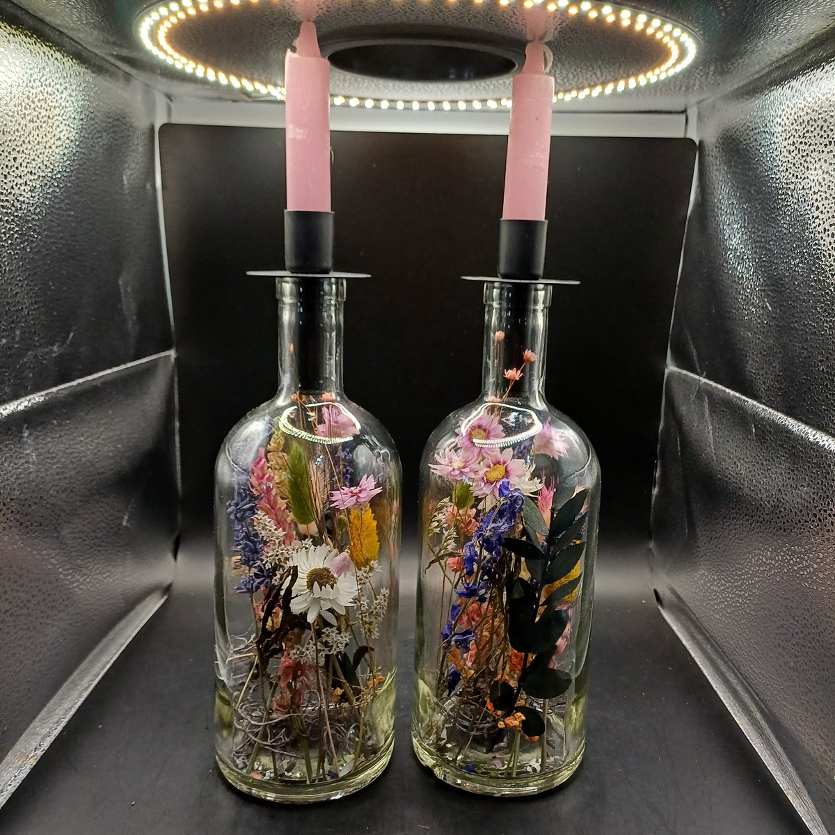 2 Kaarsenhouders van glas gedecoreerd met fleurige droogbloemen boeket | kaarsenhouder | kaars | vaas | droogbloemen | cadeau | inspiratie | interieur | droogbloemen in glas | decoratie | woondecoratie | vintage