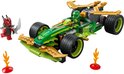 Een groene en gouden LEGO Ninjago racewagen (71828) met twee rode vlammen en een rode minifiguur met zwaard.