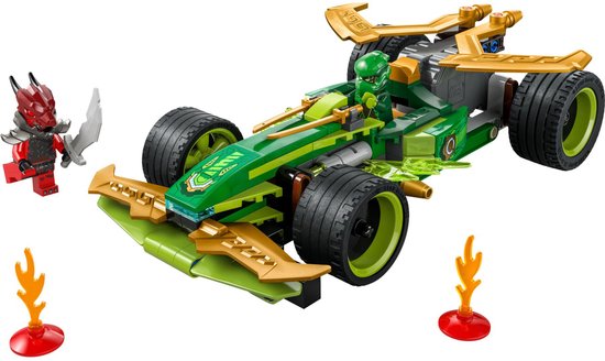 Een groene en gouden LEGO Ninjago racewagen (71828) met twee rode vlammen en een rode minifiguur met zwaard.