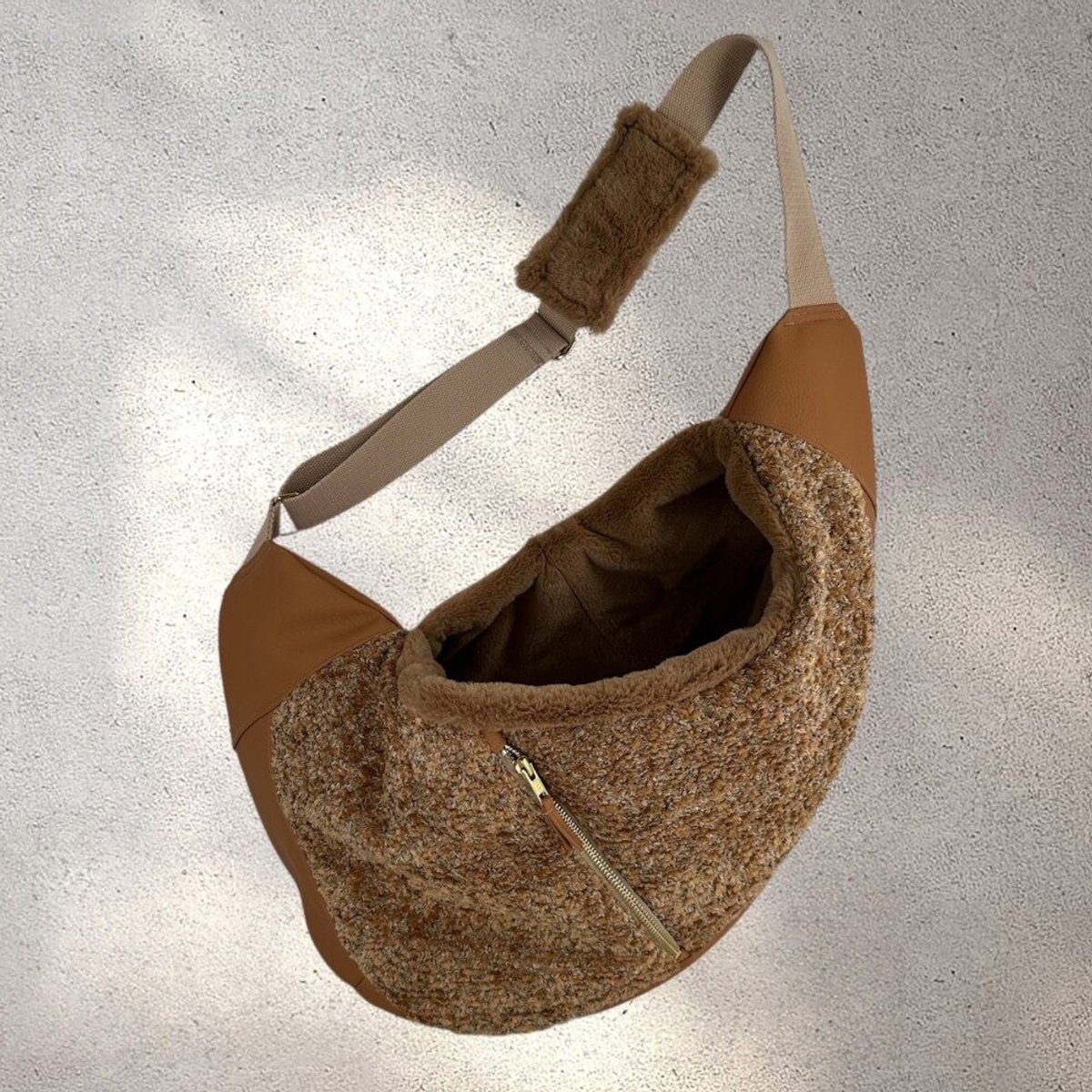 Luxe Draagzak Hond - Curl Camel - Puppy Draagzak - Honden Draagzak - Ergonomische Hondentas - Handgemaakt - Draagtas Hond - Honden Draagtas - Honden Draagzak - Maat L = tot 10 kg L
