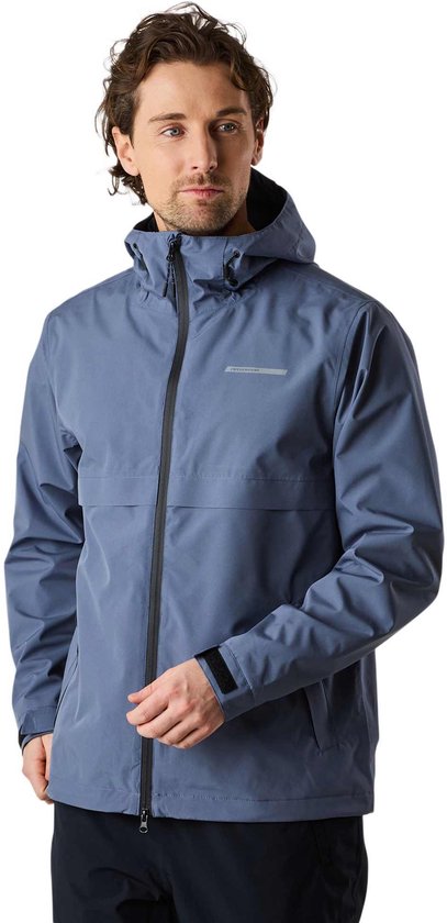 Man in blauwjack met capuchon en rits, die naar rechts kijkt. De jas heeft een reflecterende streep op de borst.