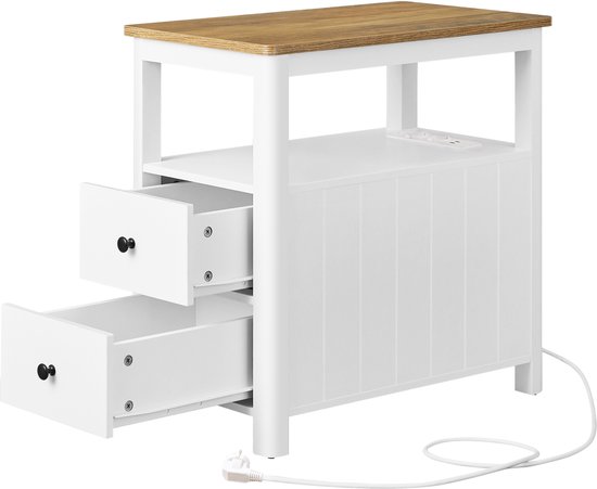 Table d'appoint blanche avec plateau en bois, deux tiroirs ouverts et une prise, sur fond blanc.