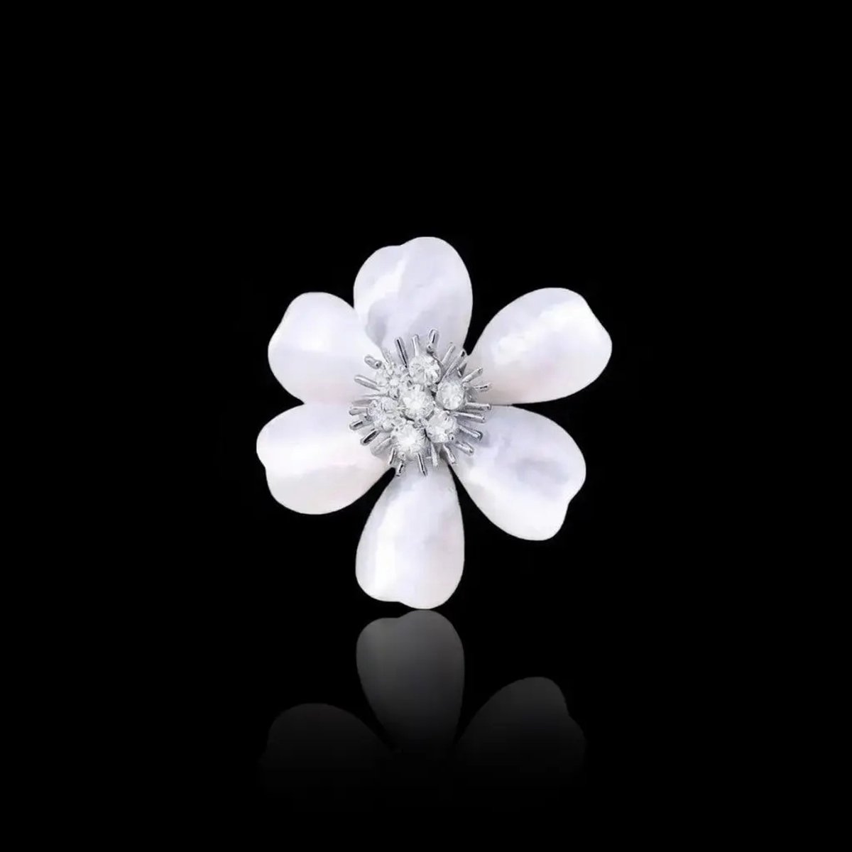 Victoria Valenza Zilverkleurige Jasmijnbloem Broche met Zirkonia en Parelmoer - Broche - Zilverkleurig - Jasmijnbloem broche - Zirkonia