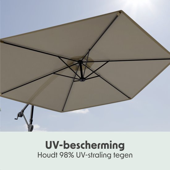 Onderkant van een taupe parasoldoek met textiel met UV-bescherming.