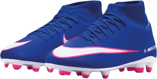 Paar koningblauwe junior Mercurial Superfly voetbalschoenen met witte swoosh met roze rand en roze noppen.