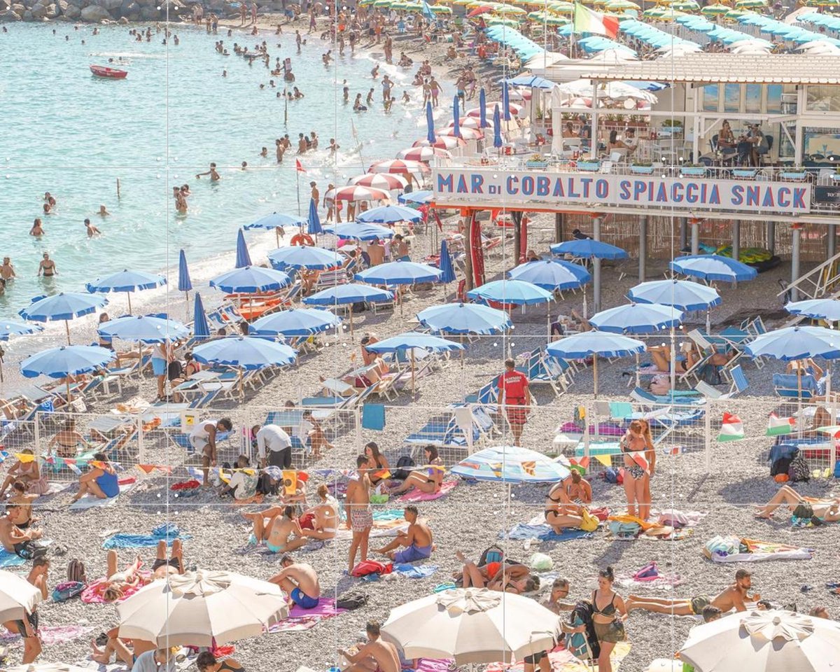 IXXI Amalfi Beach Club, Henrike Schenk - 100 x 80 cm - Gratis ophangtool - Grote wanddecoratie en posters - Fotografie, Kleurrijk, Eetkamer